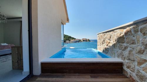 拉斯托伏Guesthouse Augusta Insula的享有水景的游泳池