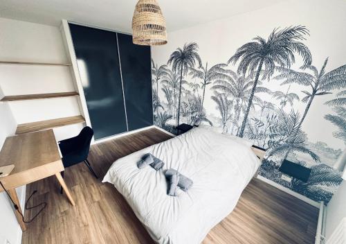 LoosSuperbe T5 moderne à 10 min de Lille-Centre的卧室配有一张墙上棕榈树床。