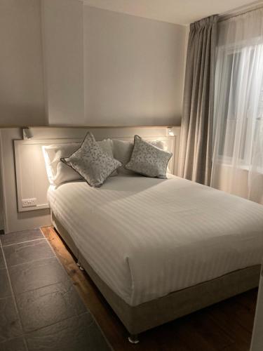 巴里菲尔特Cille Apartments, Ballyferriter village的卧室配有一张大白色床和窗户