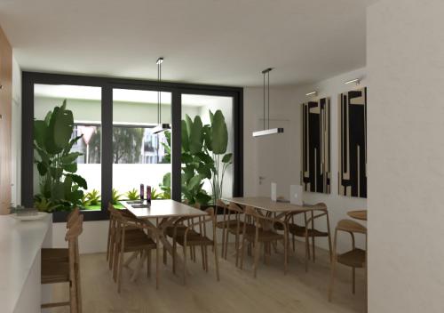 赫罗纳El Refugi de Girona的一间设有桌子和一些植物的用餐室