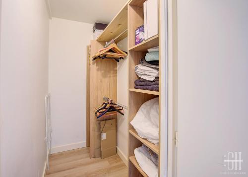 图尔Le Catalane的步入式衣柜,配有木制架子和毛巾