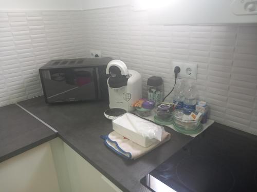 塞埃欣Apartamento Buena Vista的厨房柜台配有烤面包机和微波炉