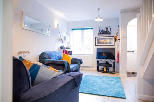 凯尼尔沃思Reeve House - 2-Bed - FREE Parking & Wi-Fi的客厅配有2张蓝色沙发和蓝色地毯。