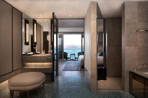 王子岛群Princes' Palace Resort, Buyukada的带浴缸、水槽和镜子的浴室