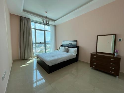 阿吉曼Luxurious Sea View - Beach Front的一间卧室配有床、镜子和梳妆台