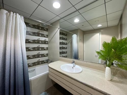阿吉曼Luxurious Sea View - Beach Front的一间带水槽和镜子的浴室