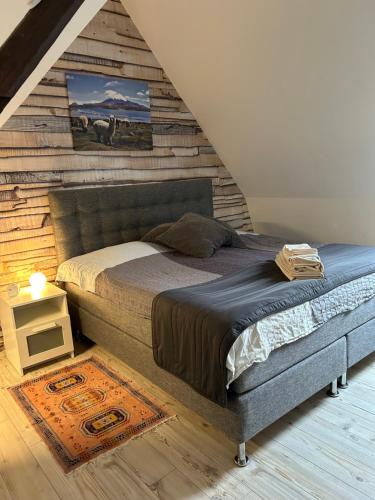 赫尔湾空沙伽格德酒店的一间卧室配有一张木墙床