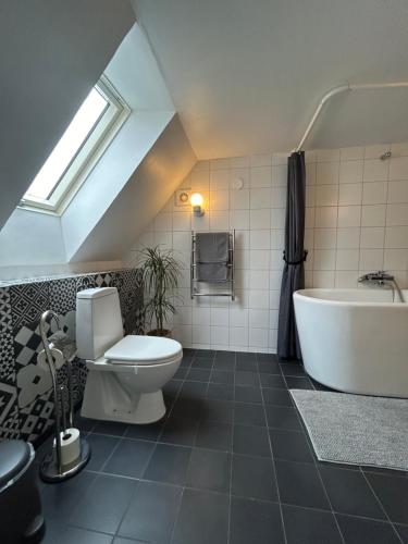 赫尔湾空沙伽格德酒店的浴室配有卫生间、盥洗盆和浴缸。