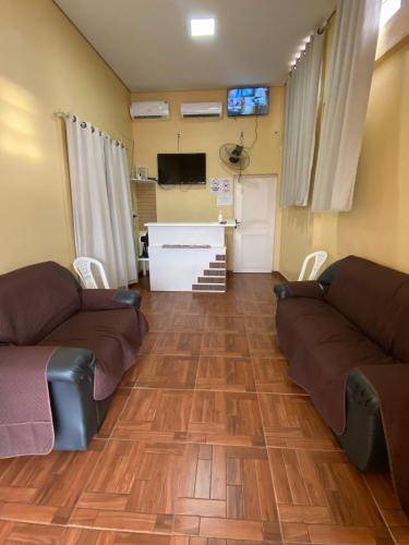 博阿维斯塔Pensão do Ceará的客厅配有两张沙发和一台电视
