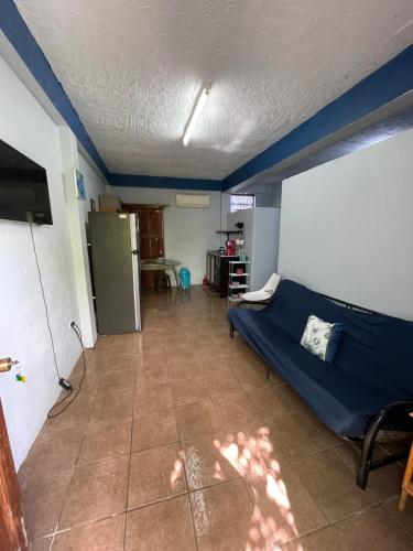 库尔克岛Celi’s Ocean Apartment的一间设有蓝色床和厨房的客房