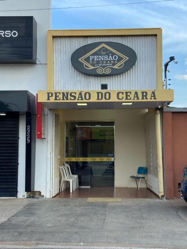博阿维斯塔Pensão do Ceará的建筑前方的五角形标志