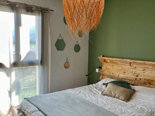 卢恰纳Appartement T3 Lucciana的一间卧室配有一张带木制床头板的床和窗户。