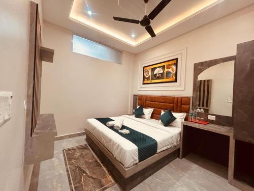 范兰德凡The Solitaire Express Vrindavan的一间卧室配有一张带吊扇的床