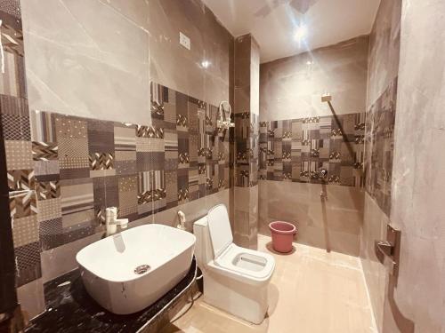 范兰德凡The Solitaire Express Vrindavan的一间带卫生间和水槽的浴室