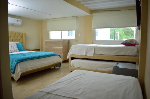 科韦尼亚斯Cabañas covemar的一间卧室设有两张床和两个窗户。