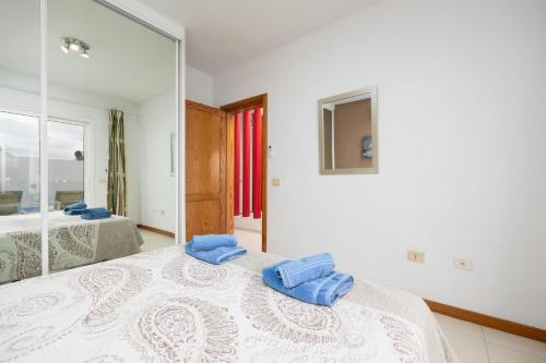 蒂亚斯Villa Reyes的一间卧室设有两张床和大镜子