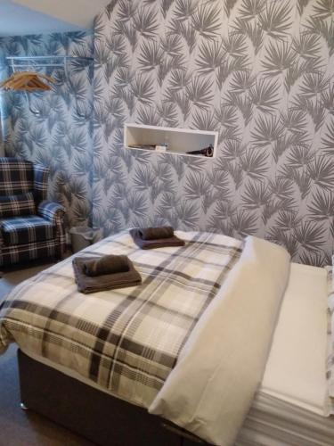 布里德灵顿Bagshaw Bed & Breakfast的一张床上有两个枕头的房间