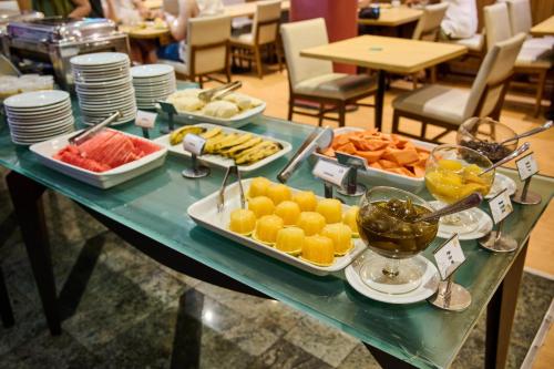 里约热内卢南美克巴卡巴纳酒店的一张桌子上放着几盘食物