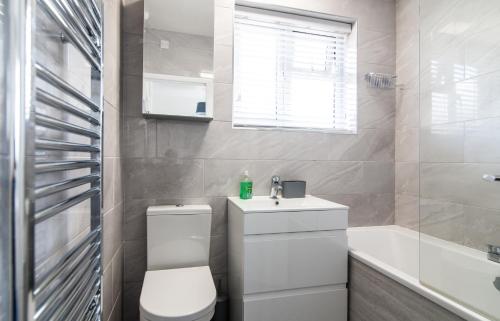 德比Immaculate home close to City Centre with large drive的浴室配有卫生间、盥洗盆和浴缸。