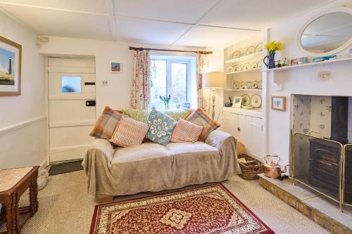 KentHost & Stay - Claire's Cottage的带沙发和壁炉的客厅