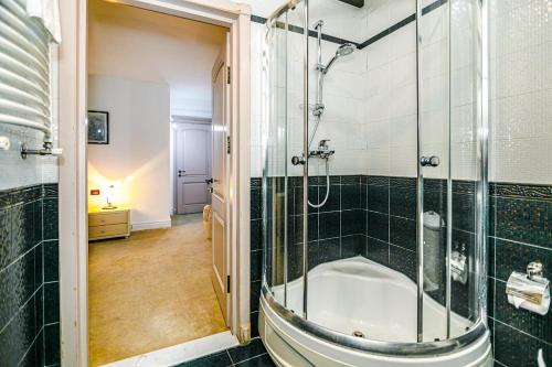 巴库Deniz İnn Hotel的带淋浴和浴缸的浴室