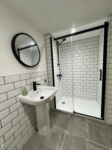 阿尔弗斯顿Scandic House的白色的浴室设有水槽和淋浴。