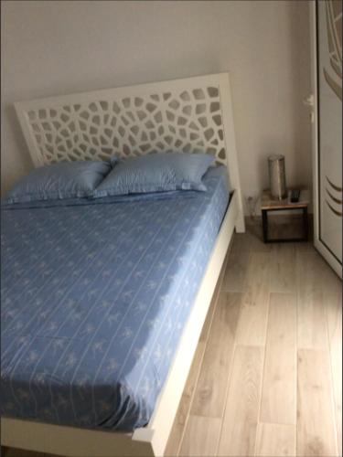 Rivière-SaléeL'Escale Créole的一间卧室配有一张带蓝色棉被的床
