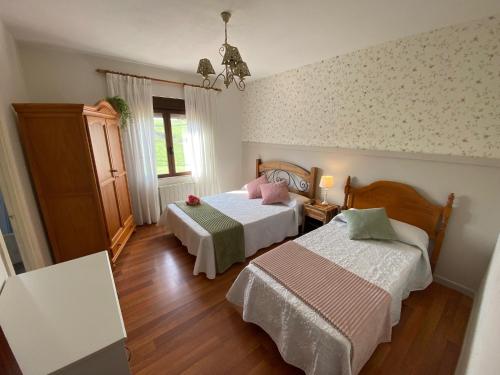 奧瑞那奥瑞那酒店的一间卧室设有两张床和窗户。
