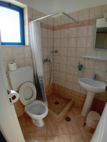 伊拉克利亚岛Agnantema的一间带卫生间和水槽的浴室