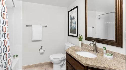 棕榈滩Hotel Aruba的一间带水槽、卫生间和镜子的浴室
