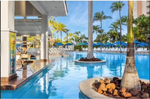 棕榈滩Hotel Aruba的棕榈树度假村的游泳池