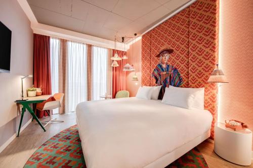 阿姆斯特丹nhow Amsterdam Rai的卧室配有一张白色大床