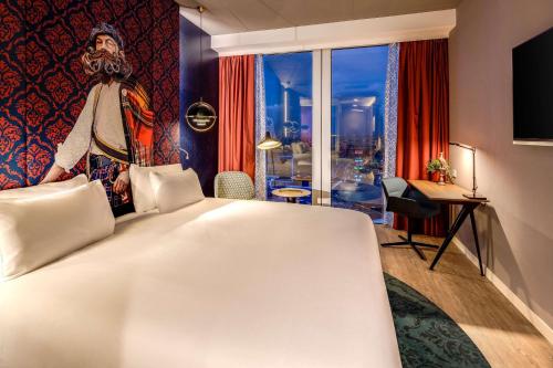 阿姆斯特丹nhow Amsterdam Rai的酒店客房设有一张白色大床和一个窗户。