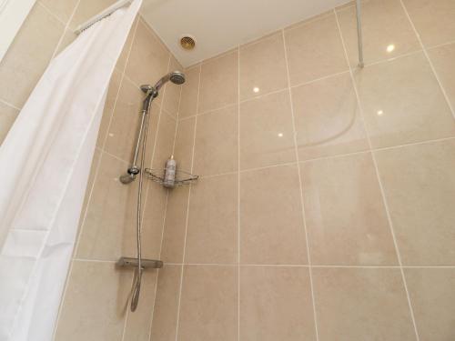 莱瑟姆-圣安妮14 Berwick Road的浴室内配有淋浴帘。