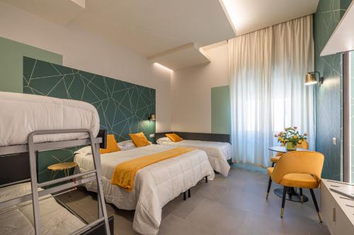 罗马New Morpheus Rooms的酒店客房配有两张床和一张书桌