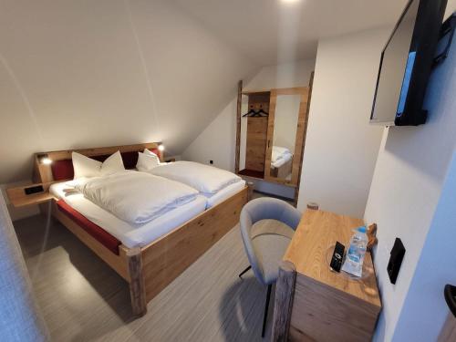 克里米乔胡德斯瓦尔德彩虹屋酒店的一间小卧室,配有一张床和一张桌子