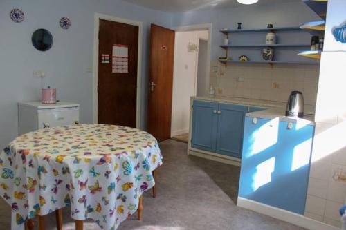 凯尔西温Katie's Town House的厨房配有桌子和蓝色橱柜