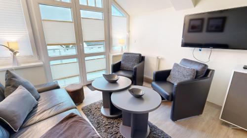 宾茨Villa Meernixe的客厅配有沙发、椅子和电视