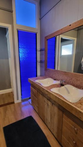 布里斯班Urban Riverside Rest的一间带两个盥洗盆和大镜子的浴室