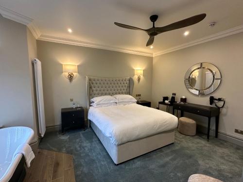 海斯廷斯46号旅馆的一间卧室配有一张床和吊扇