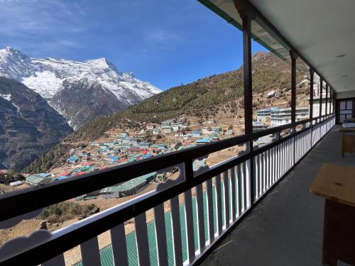 NamcheNamche Terrace的阳台享有城镇和山脉的景致。