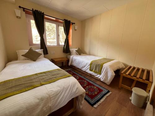 NamcheNamche Terrace的客房设有两张床和窗户。
