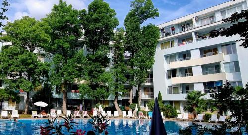 阳光海滩Niko Apartments的大楼前设有游泳池的酒店