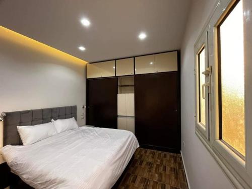 马萨阿拉姆Sadam luxury Guest House的卧室设有一张白色大床和一扇窗户。