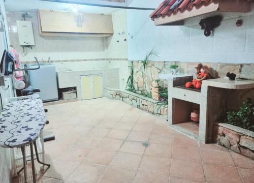 Hermosa casa en Bucaramanga的厨房或小厨房
