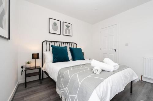 利物浦Perfect Modern 4 bedroom in Liverpool的白色卧室配有蓝色枕头的床
