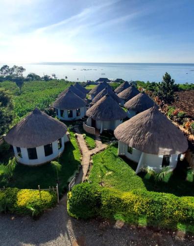 MasenoGalore Luxury Resort的一组小屋的空中海景