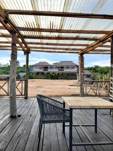 MasenoGalore Luxury Resort的木桌和木甲板上的长凳