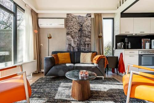 辛佩尔费尔德Enjoy Heuvelland的客厅配有沙发和桌子
