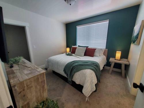 里奇菲尔德Monroe Mountain Suite - Castle Rock Condos的一间卧室配有一张带两盏灯的床和一扇窗户。